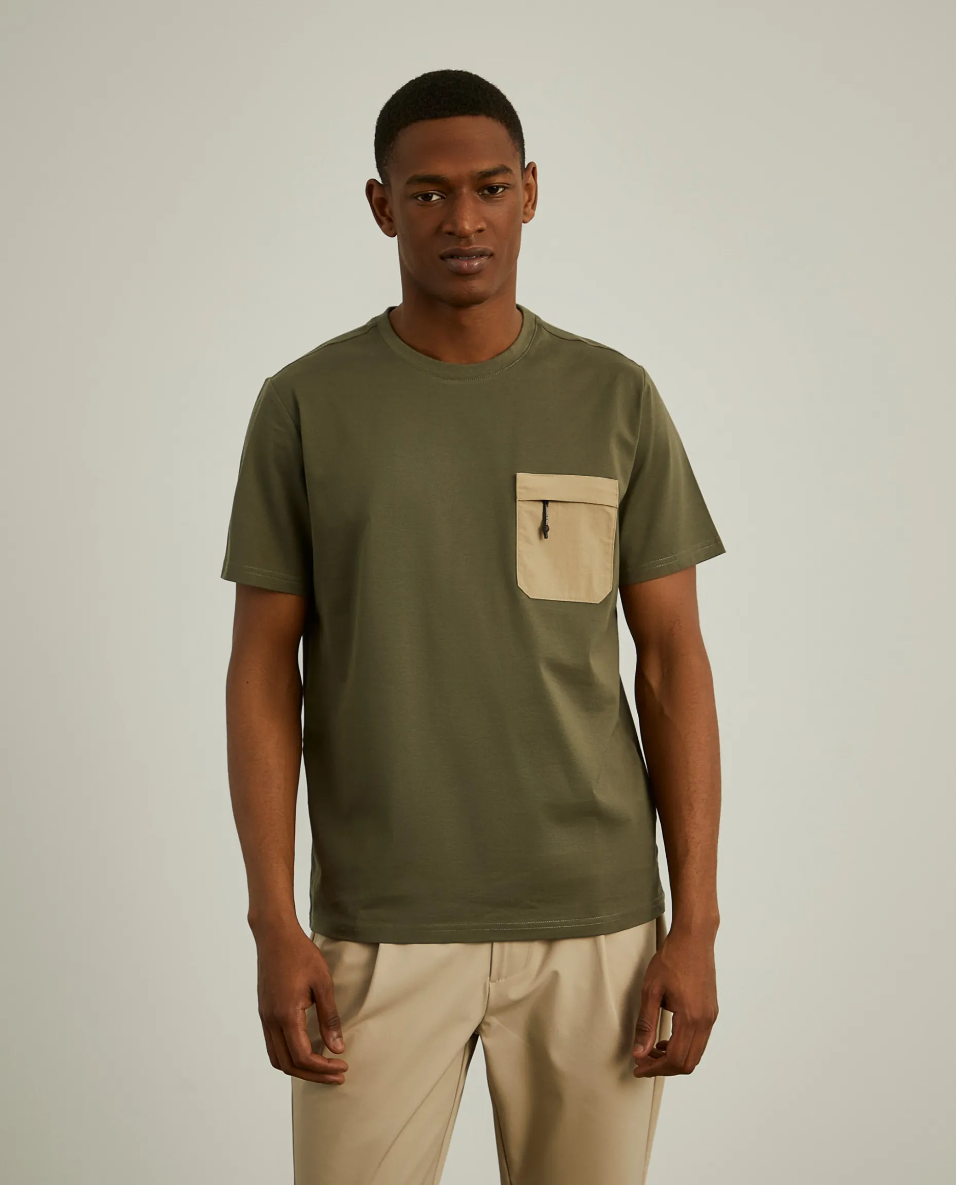 T-shirt com bolso em contraste