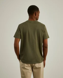 T-shirt com bolso em contraste