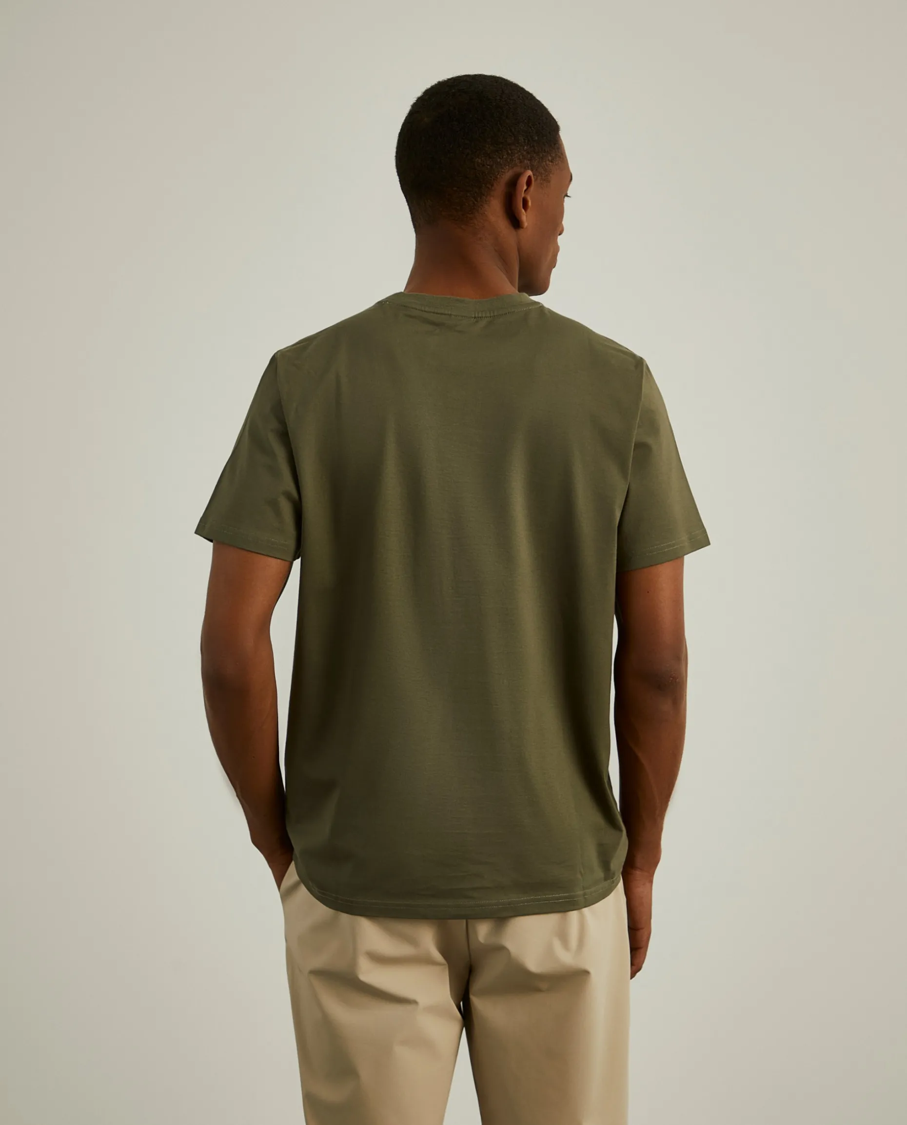 T-shirt com bolso em contraste