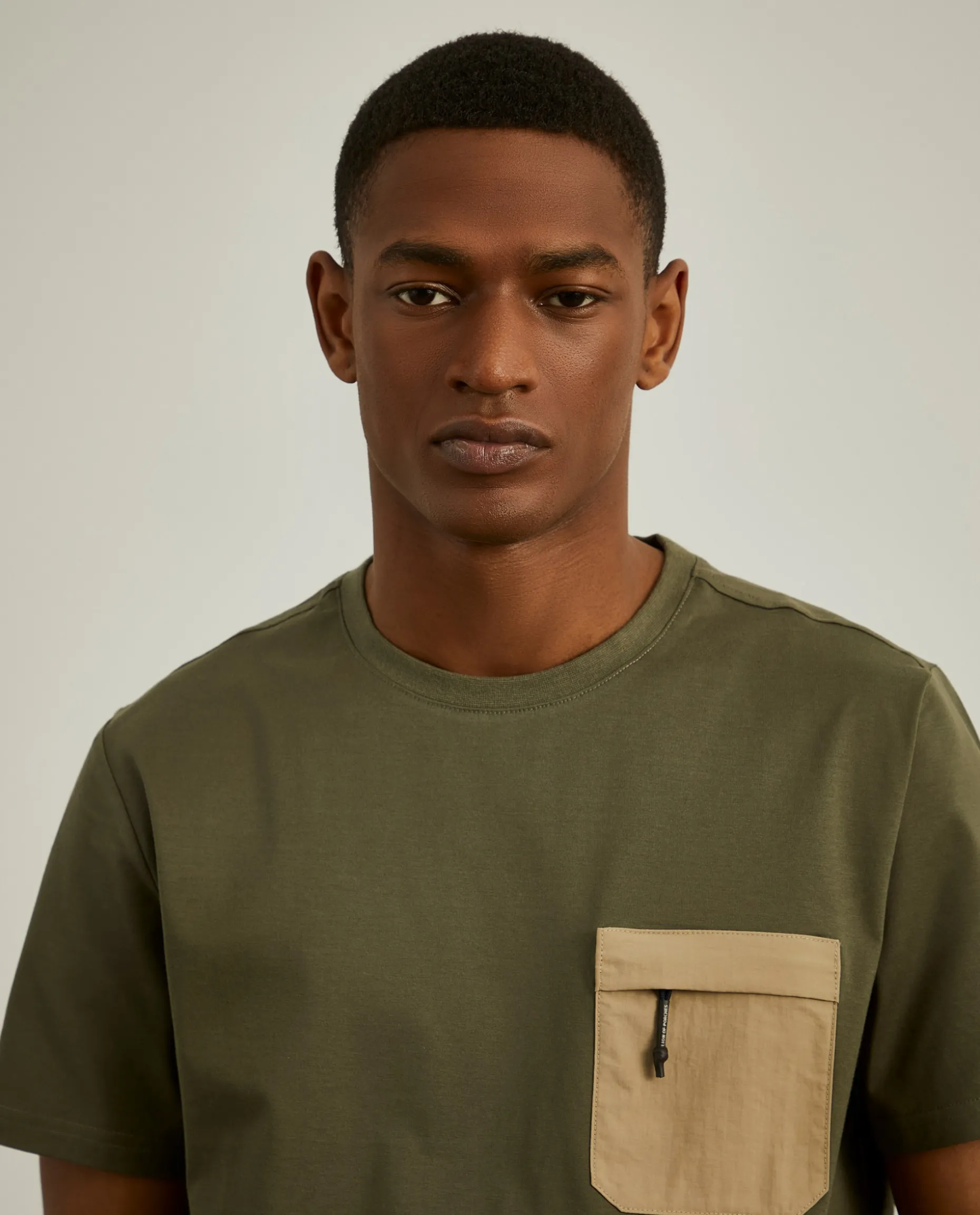 T-shirt com bolso em contraste