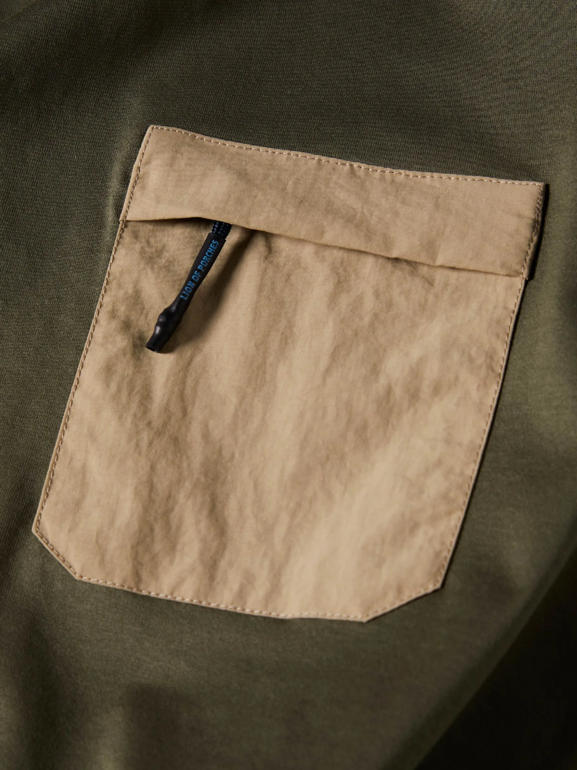 T-shirt com bolso em contraste