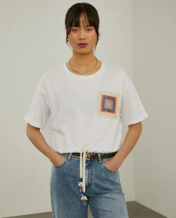 T-shirt cropped com bolso em crochet