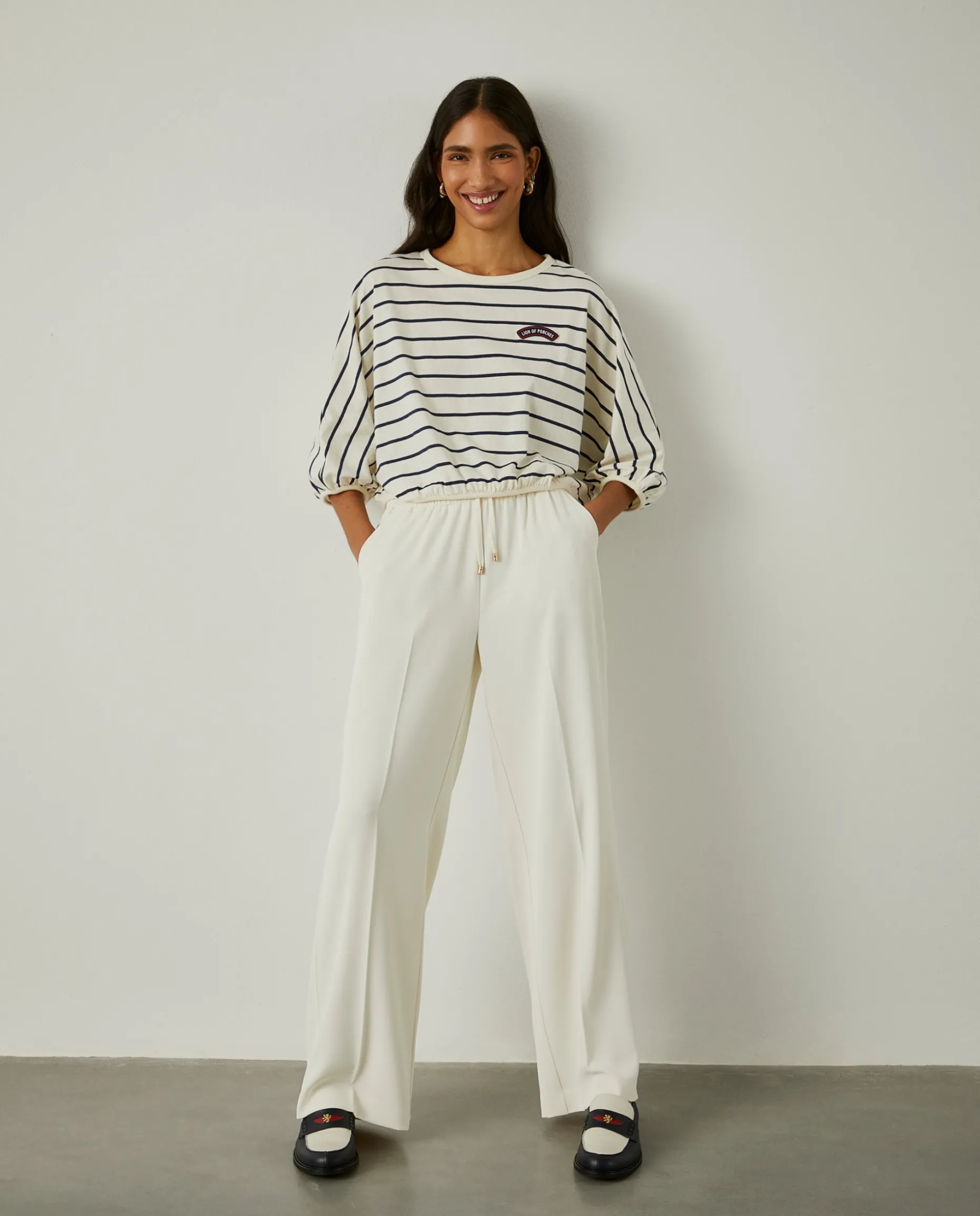 T-shirt cropped às riscas com manga abalonada