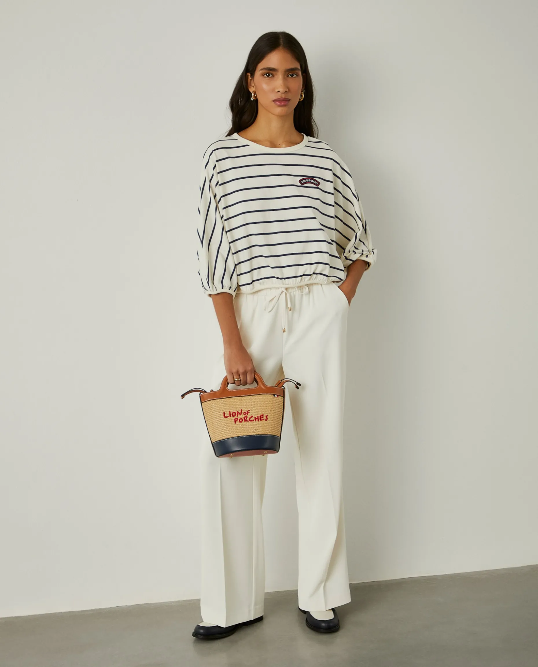 T-shirt cropped às riscas com manga abalonada