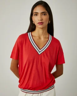 T-shirt decote em V com riscas