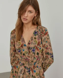 Vestido com estampado floral e decote em trespasse