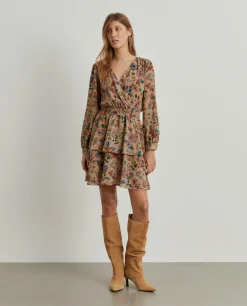 Vestido com estampado floral e decote em trespasse