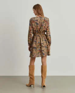 Vestido com estampado floral e decote em trespasse