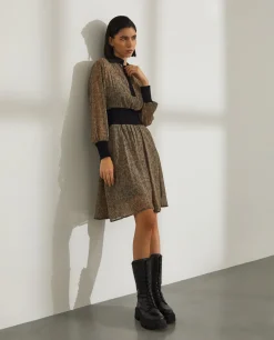 Vestido combinado com estampado abstrato