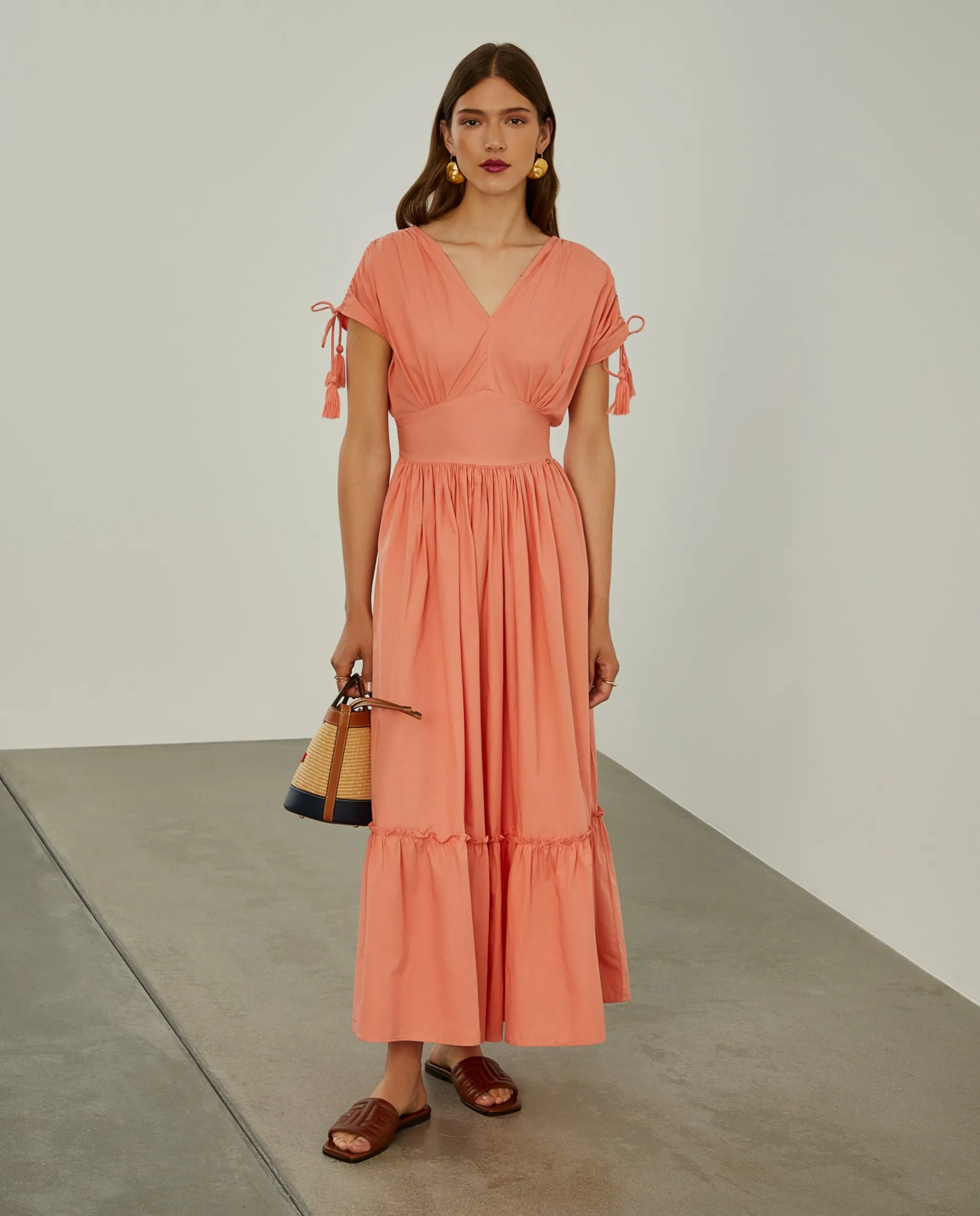 Vestido comprido com folhos e alças ajustáveis