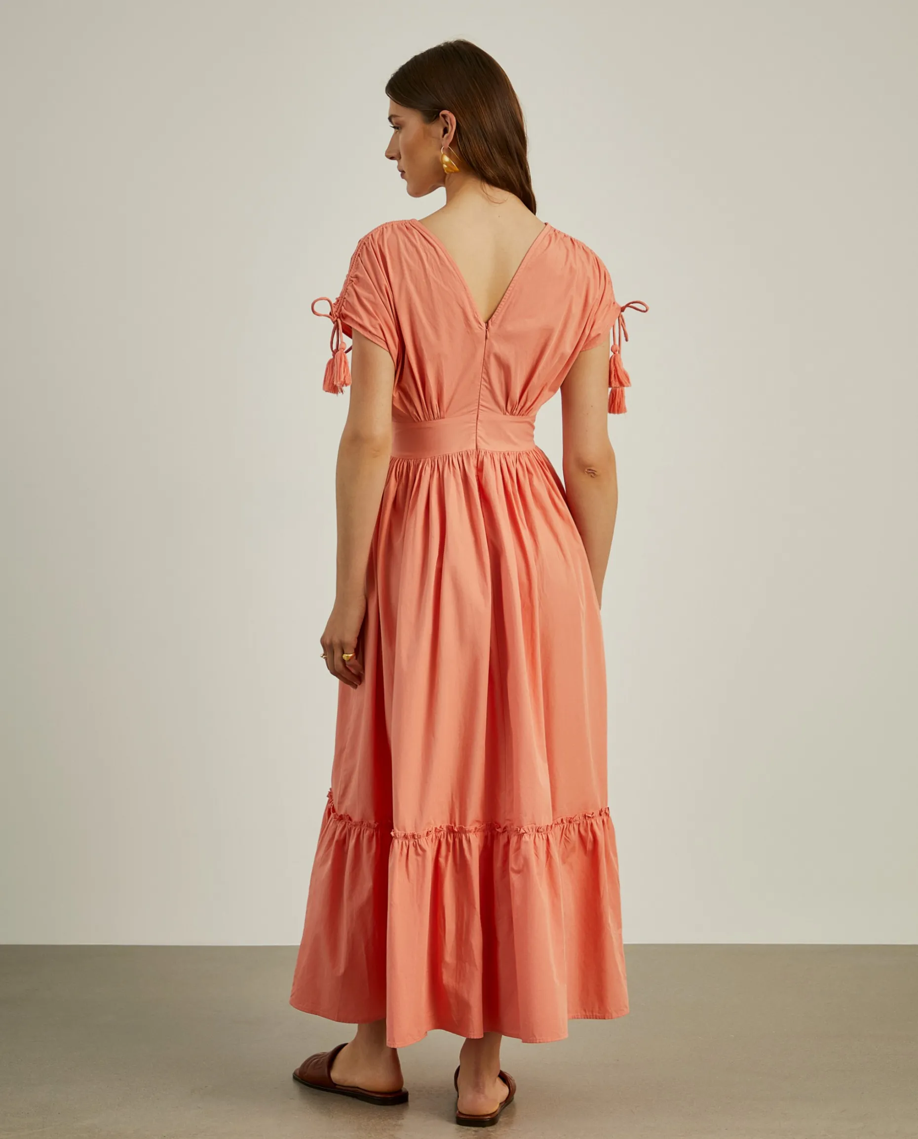 Vestido comprido com folhos e alças ajustáveis