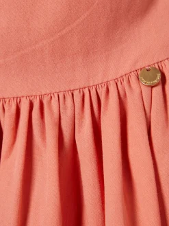 Vestido comprido com folhos e alças ajustáveis