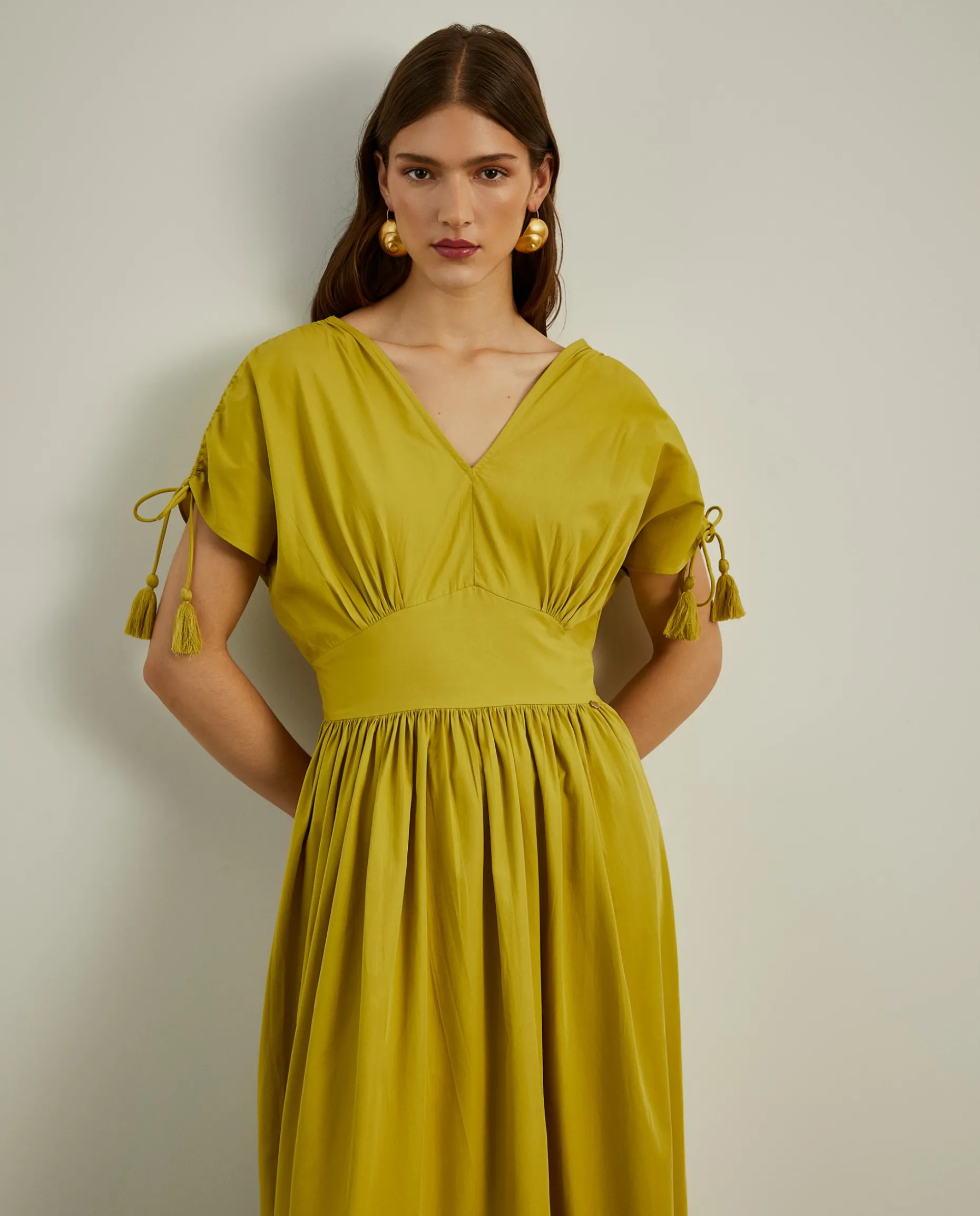 Vestido comprido com folhos e alças ajustáveis