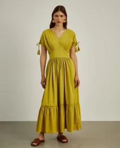 Vestido comprido com folhos e alças ajustáveis