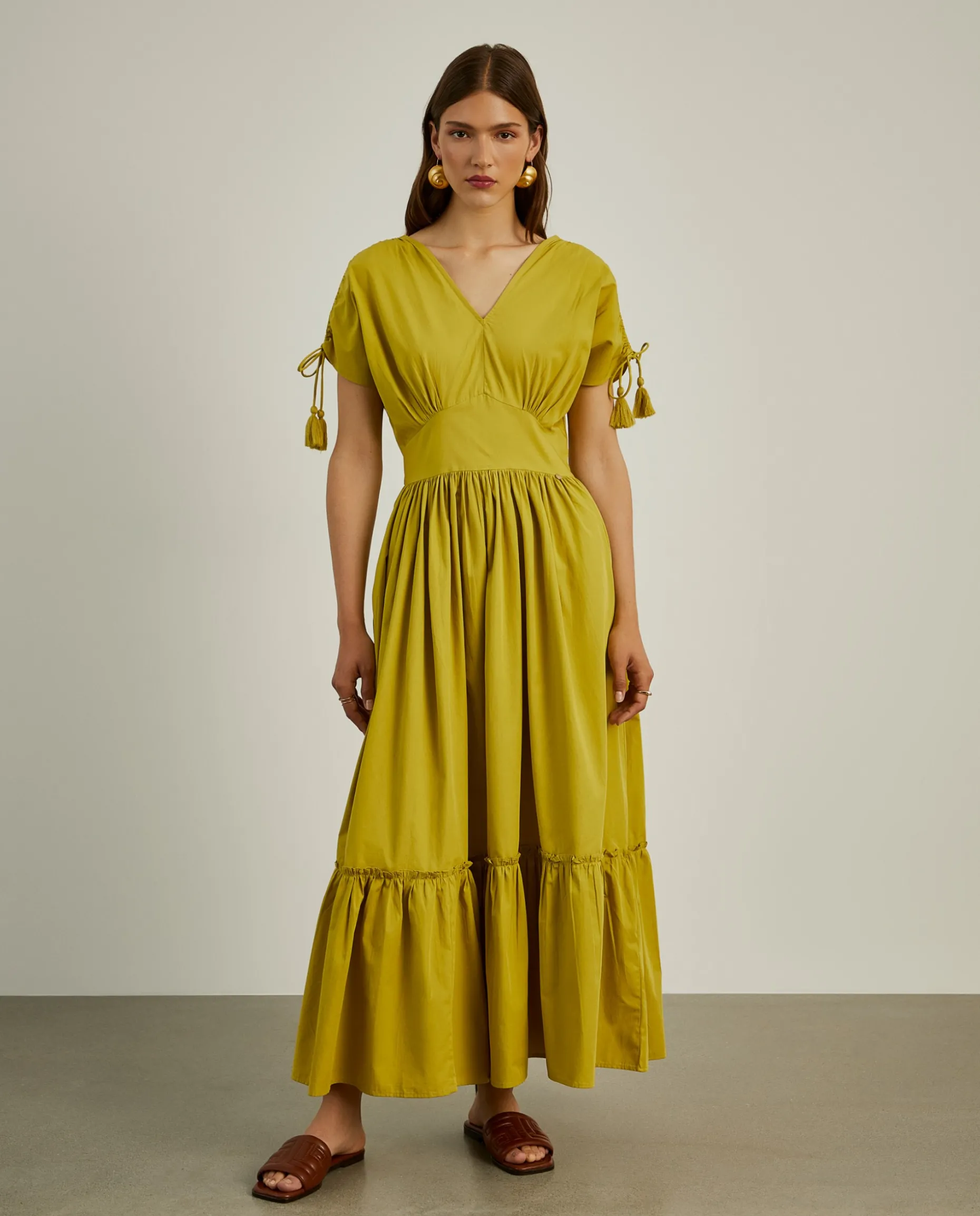 Vestido comprido com folhos e alças ajustáveis