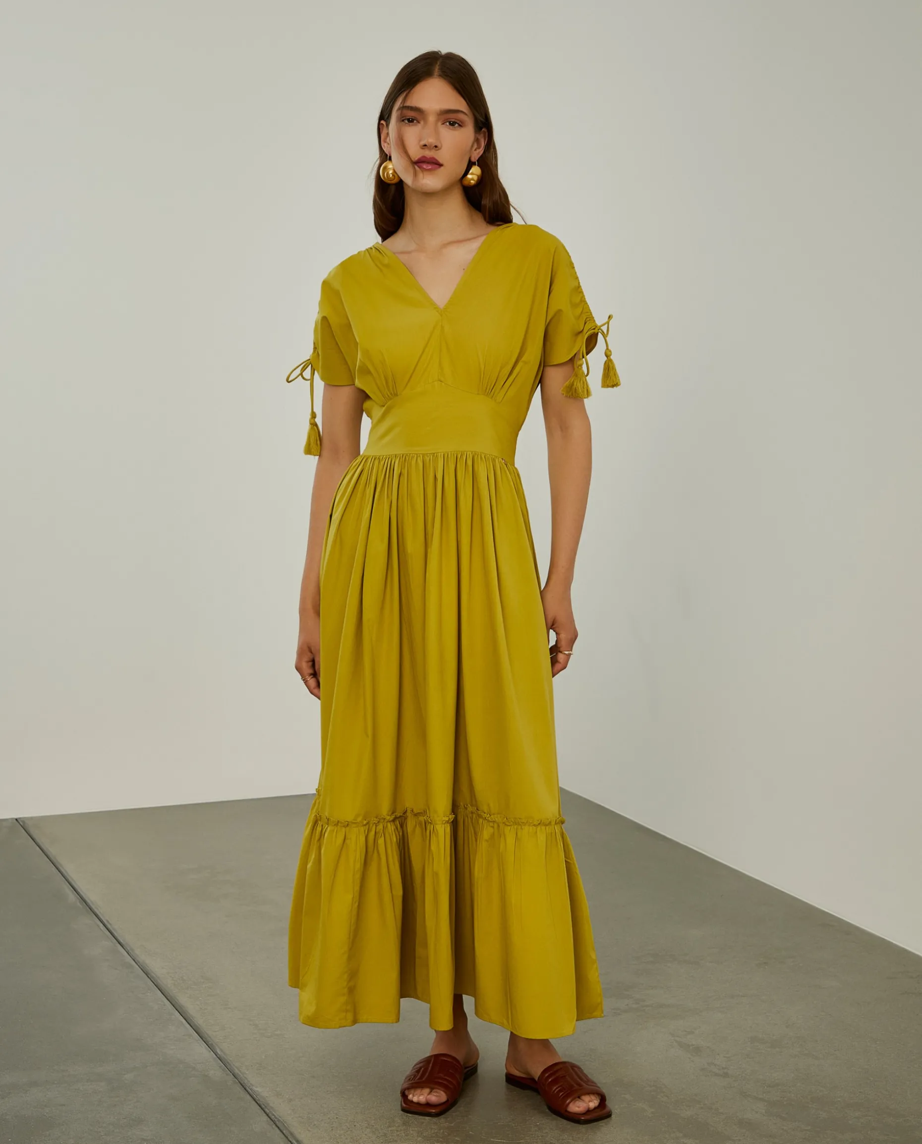 Vestido comprido com folhos e alças ajustáveis