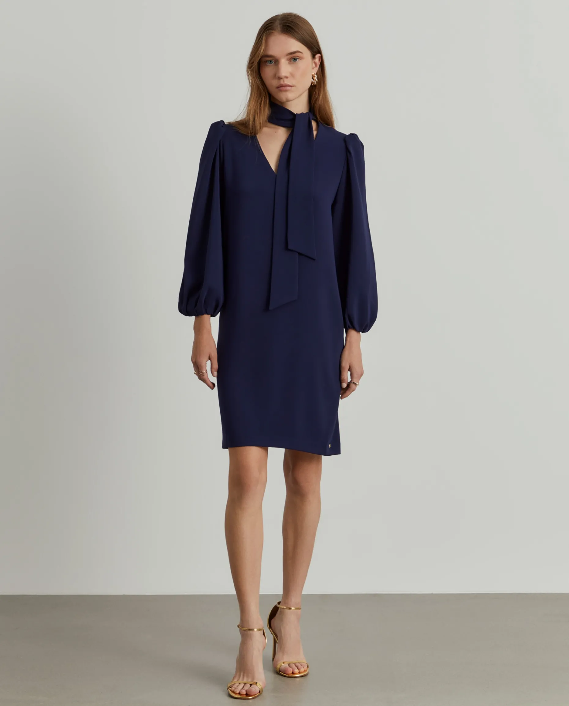 Vestido curto com laçada e mangas abalonadas