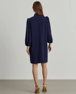 Vestido curto com laçada e mangas abalonadas