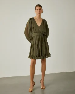 Vestido curto com padrão de pintas