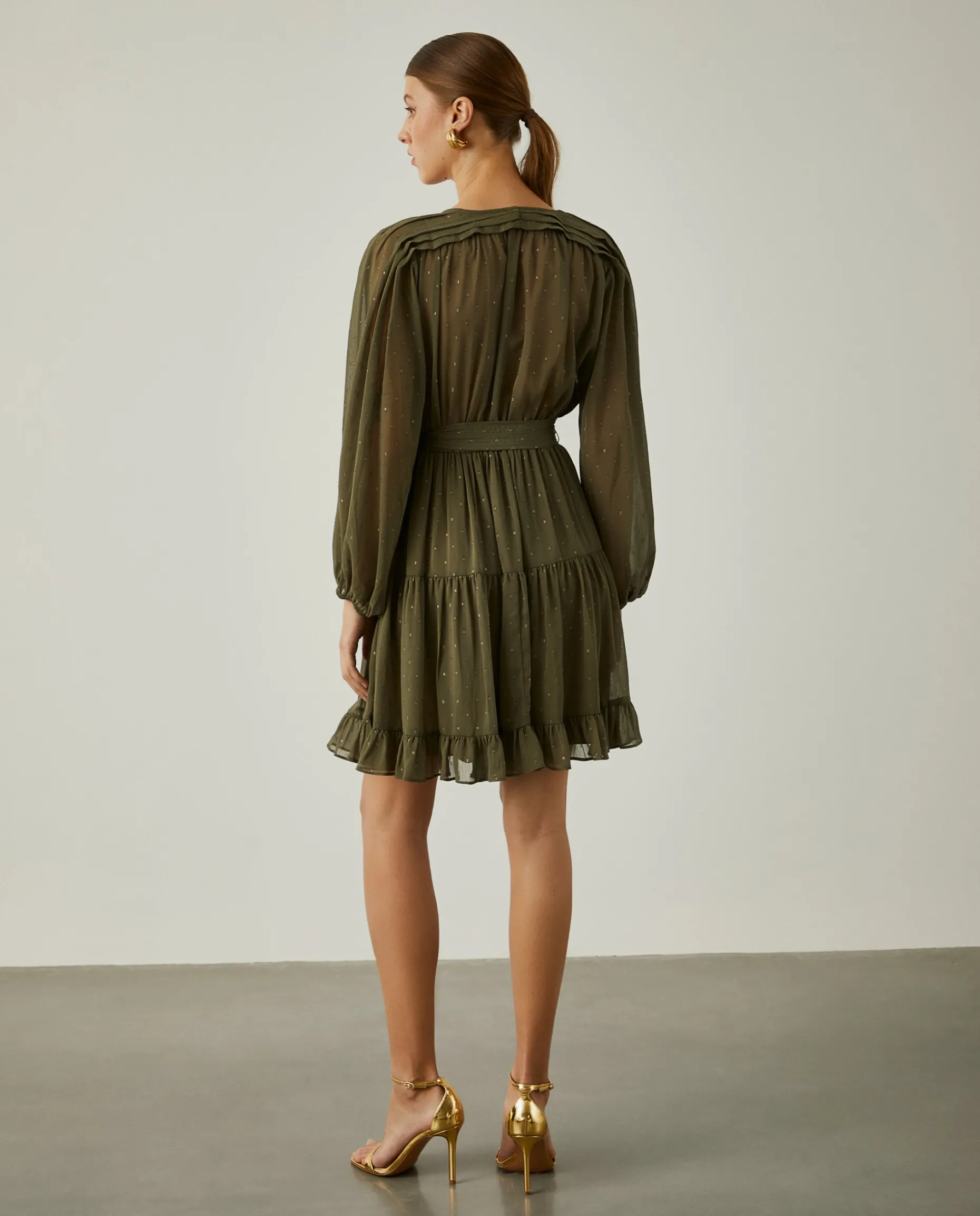 Vestido curto com padrão de pintas