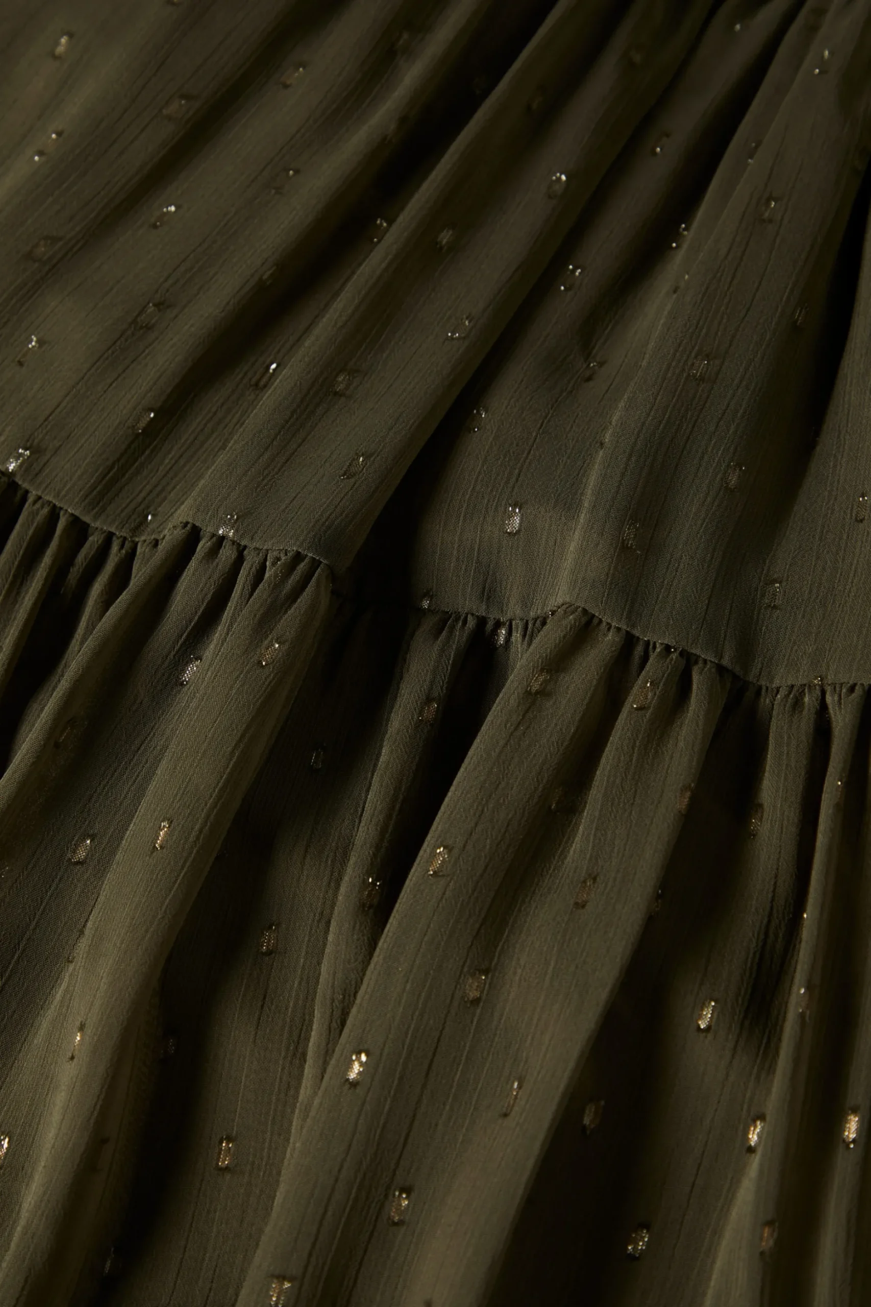 Vestido curto com padrão de pintas