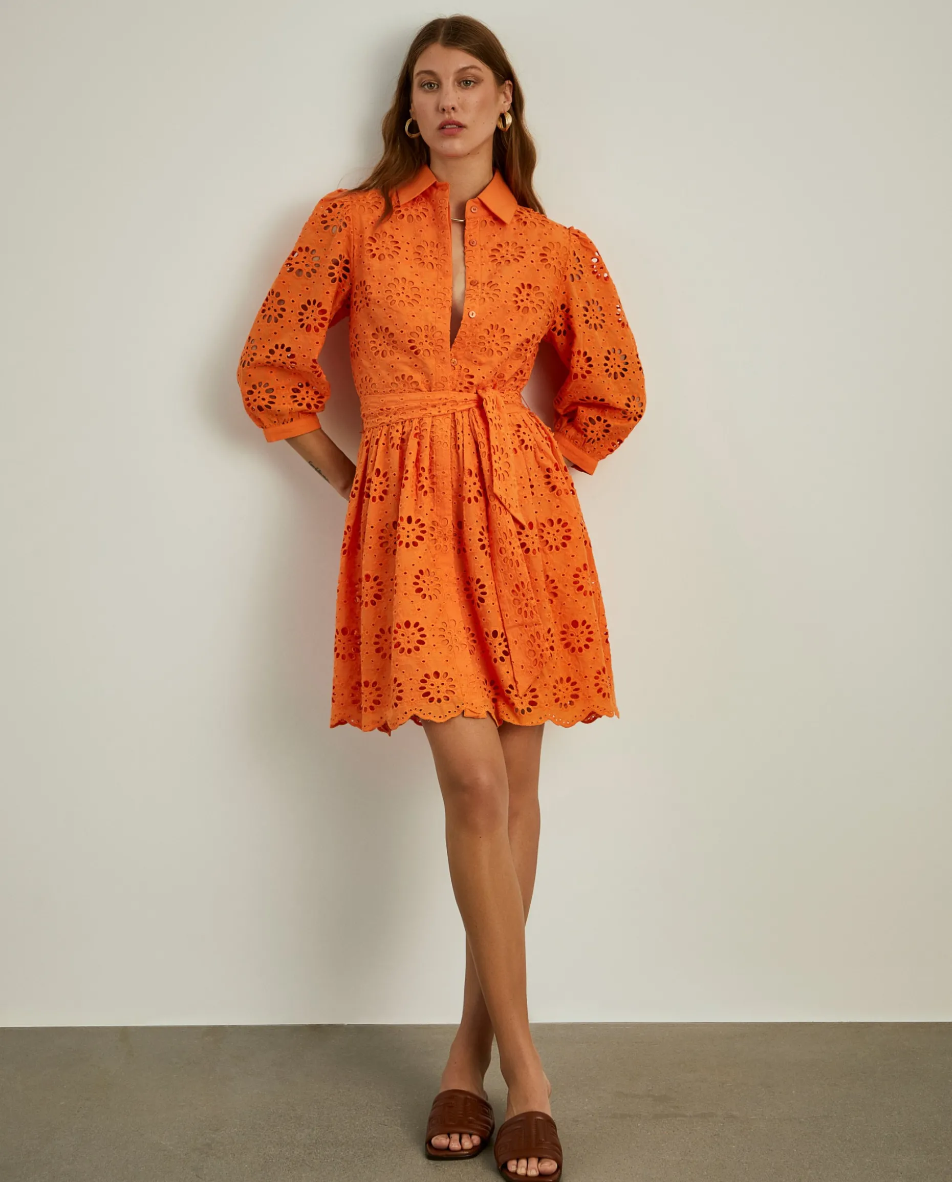 Vestido curto em bordado inglês e mangas abalonadas