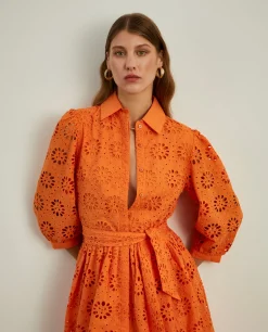 Vestido curto em bordado inglês e mangas abalonadas