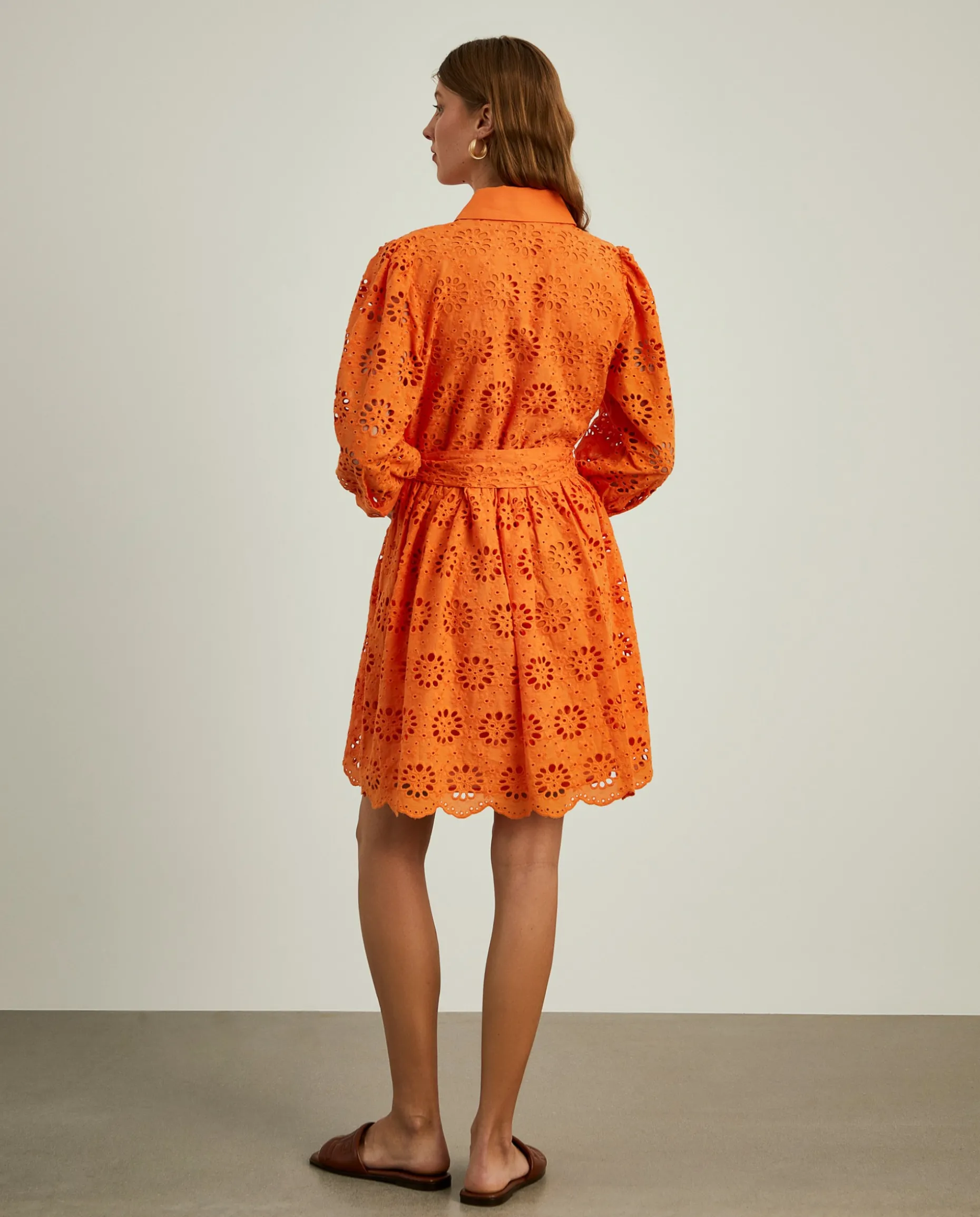 Vestido curto em bordado inglês e mangas abalonadas