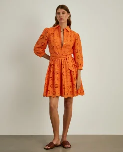 Vestido curto em bordado inglês e mangas abalonadas