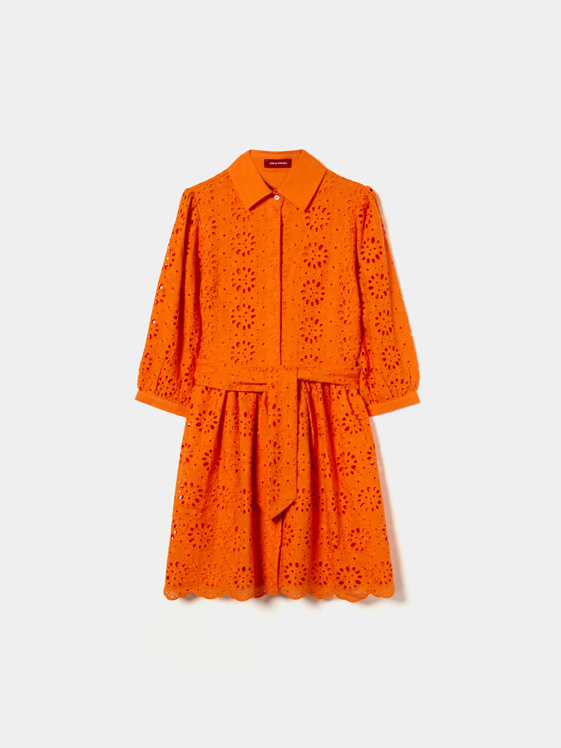 Vestido curto em bordado inglês e mangas abalonadas