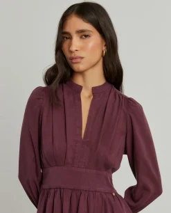 Vestido curto em tencel decote em V