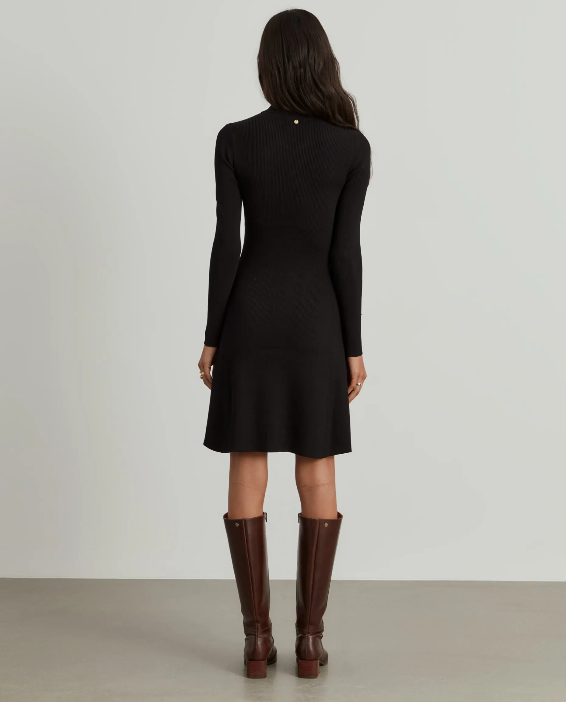 Vestido curto evasé de manga comprida