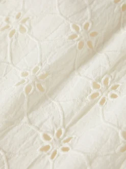 Vestido de alças em bordado inglês