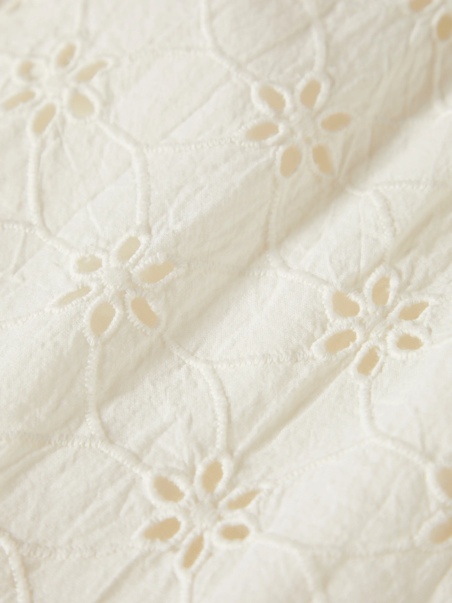 Vestido de alças em bordado inglês