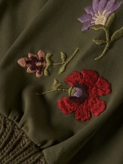 Vestido de malha com bordado