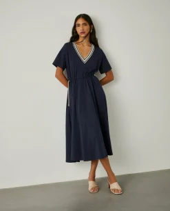 Vestido de manga curta com decote em V