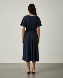 Vestido de manga curta com decote em V