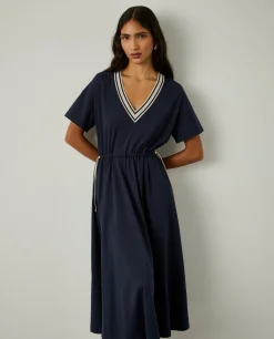 Vestido de manga curta com decote em V