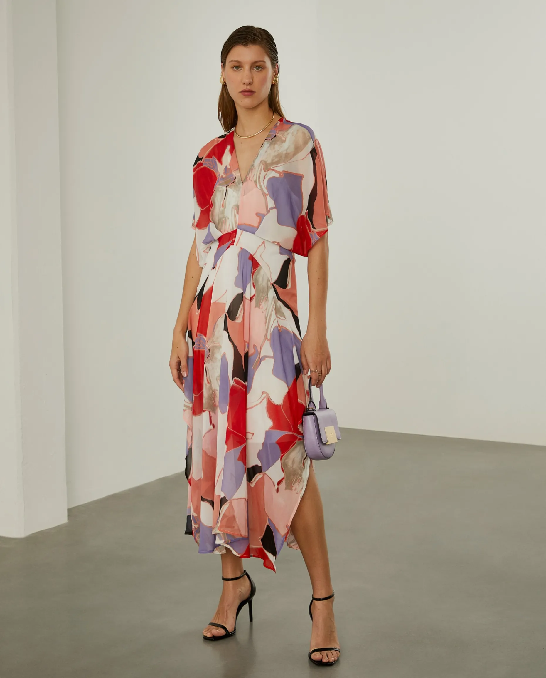 Vestido fluido com padrão abstrato