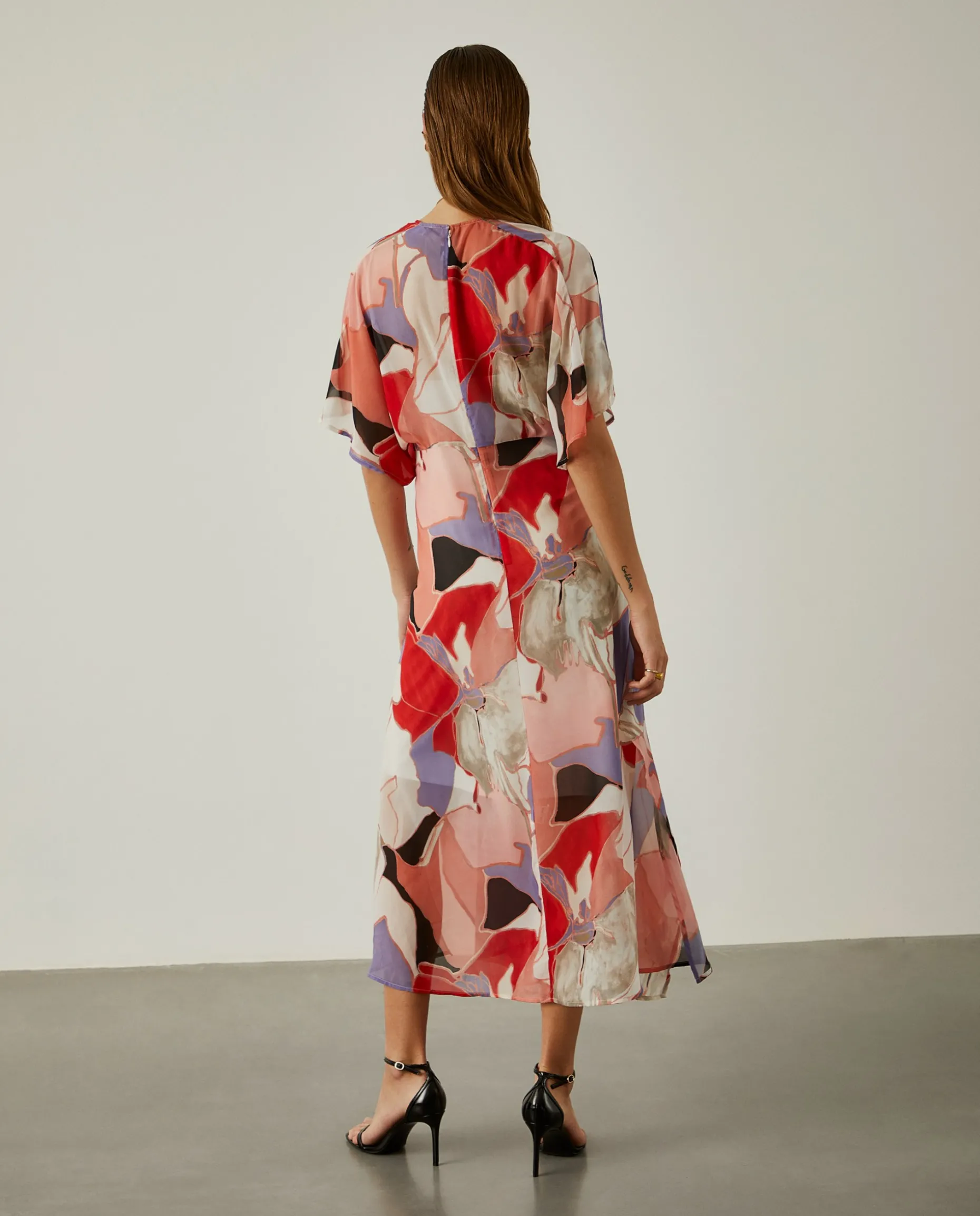 Vestido fluido com padrão abstrato