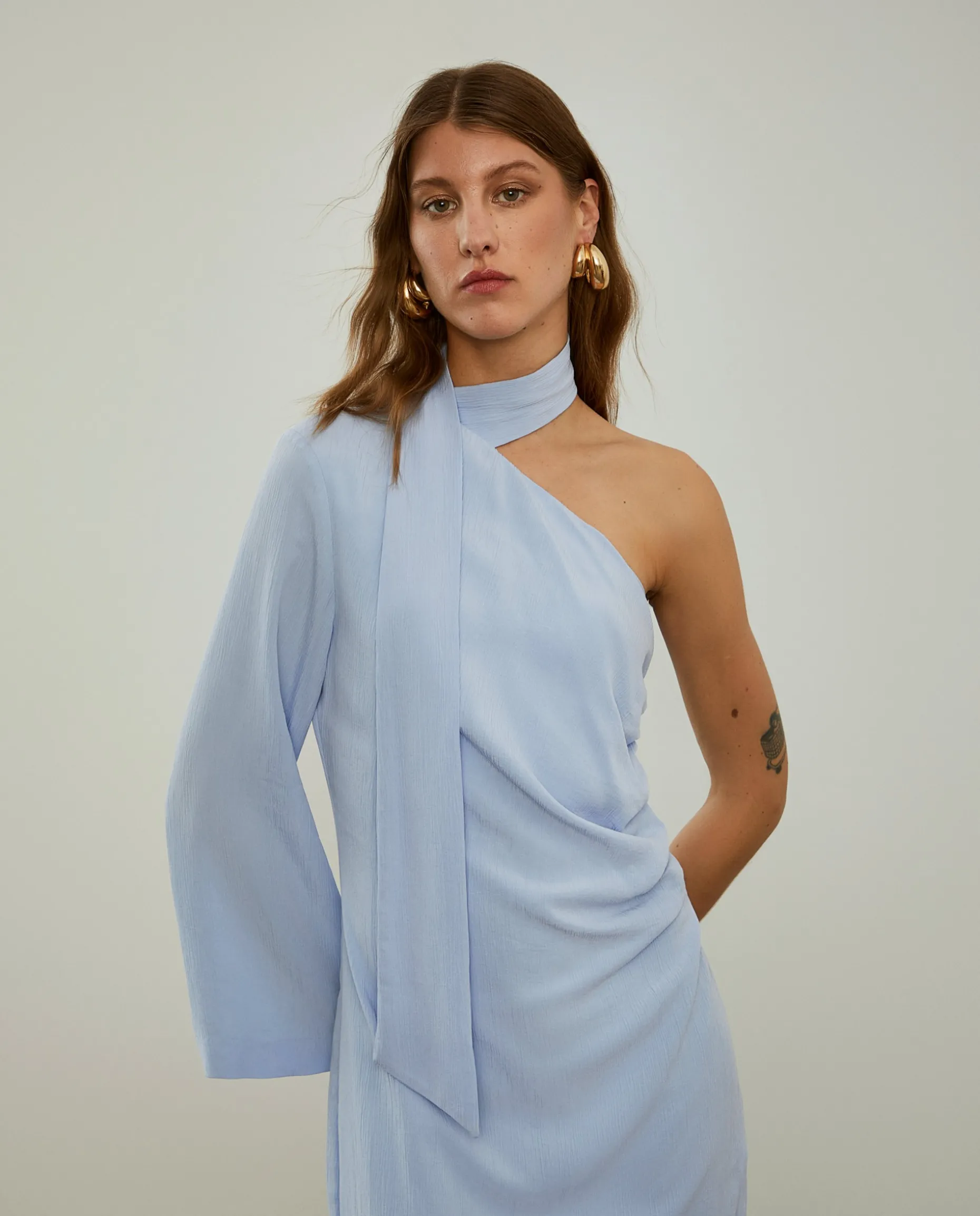 Vestido justo de manga única