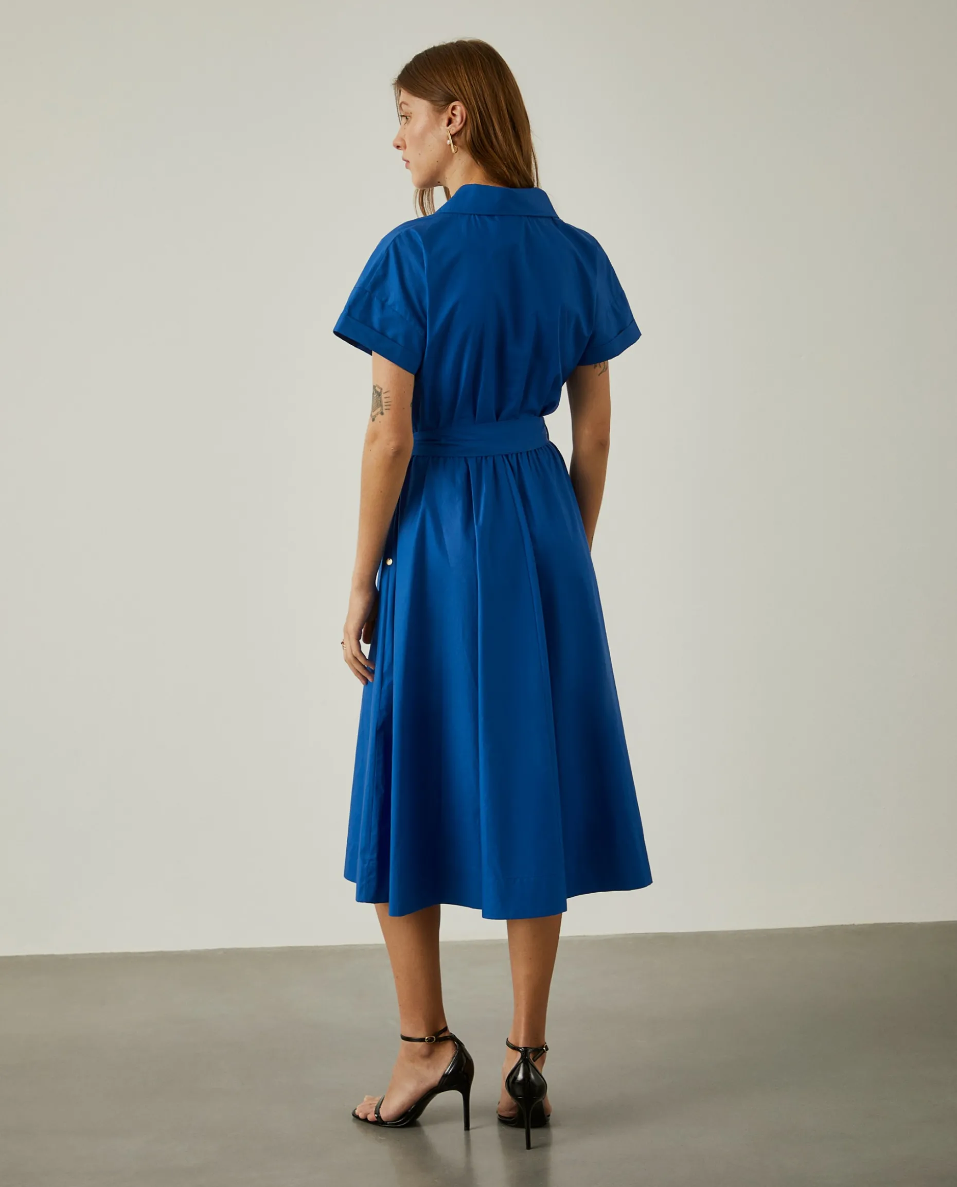 Vestido midi com decote de trespasse