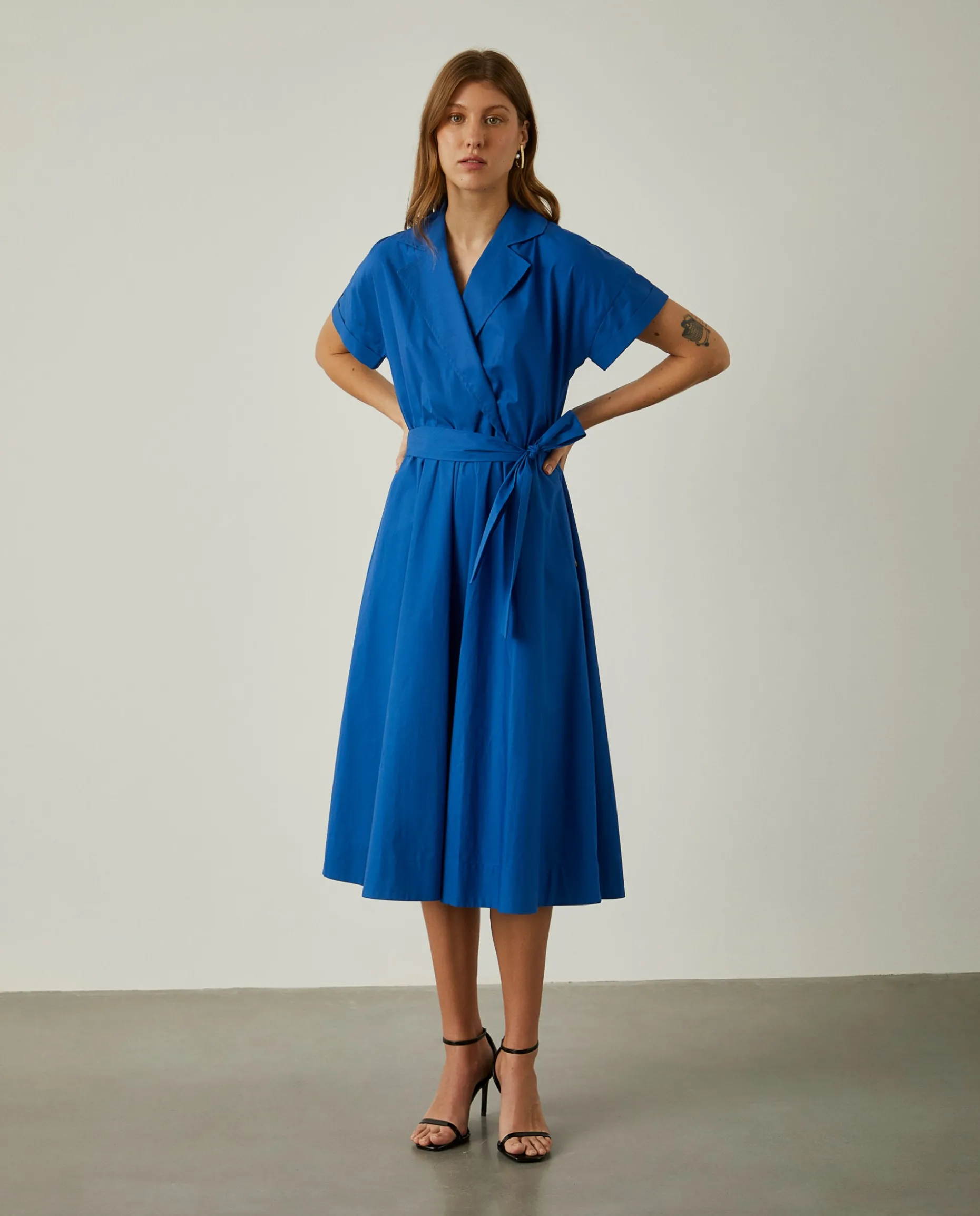 Vestido midi com decote de trespasse